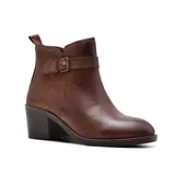 Bota corta de cuero negro con taco bajo y hebilla decorativa.
