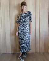 Vestido largo de corte recto con estampado animal print de leopardo en tonos blanco, negro y marrón.