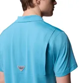 Remera tipo polo celeste de manga corta, con logo de la marca bordado en el pecho. Confeccionada con tejido transpirable Omni-Wick™ y protección solar Omni-Shade™ UPF 50.