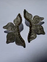 Aros colgantes con forma de flor roja con glitter, detalle de strass y gancho de acero quirúrgico.