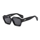 Gafas de sol unisex negras con lentes grises y montura geométrica de plástico reciclado.