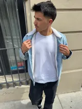 Chaqueta de jean celeste con forro de corderito blanco en el interior y cuello.