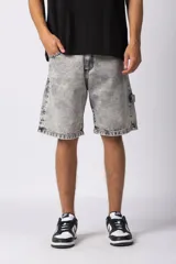 Bermuda de jean gris con efecto lavado, corte recto y estilo carpintero.