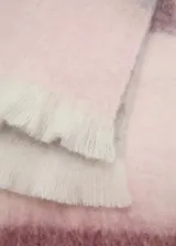 Bufanda larga con flecos en los extremos y diseño a rayas horizontales en tonos verde, beige y marrón.