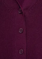Cárdigan negro de punto canalé con cuello polo y cierre de botones.