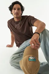 Pantalón jean celeste de corte amplio, estilo carpenter, con bolsillos laterales y logo bordado.