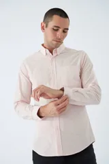 Camisa de hombre en tejido cloqué color rosa claro, corte semi slim, con logo bordado, bolsillo y manga larga.