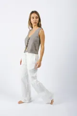 Pantalón de lino blanco recto con lazo ajustable en la cintura, ideal para looks de verano.