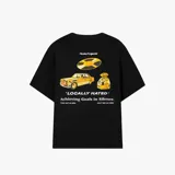 Camiseta negra de corte oversize con estampado en la espalda que incluye un disco, un auto y una bolsa de dinero, junto con la frase "Locally Hated. Achieving Goals in Silence."