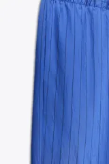 Pantalón de lyocell color azul con rayas verticales, tiro medio, cintura elástica ajustable con cordones y pierna ancha.