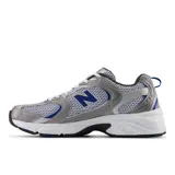 Championes urbanos New Balance modelo U530, color gris con detalles en azul y blanco, confeccionados en malla y cuero sintético, con logo "N" característico en los laterales y entresuela ENCAP.