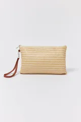 Sobre necessaire de paja color beige con cierre superior y correa de mano marrón.