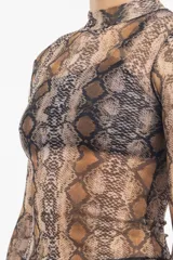 Remera de lycra traslúcida con cuello alto y estampado de piel de serpiente en tonos marrones y negros.