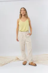 Pantalón relaxed fit color beige, confeccionado en algodón. Presenta cintura elastizada, bolsillos delanteros grandes y calce cómodo.