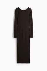Vestido midi marrón de punto acanalado, con escote redondo y espalda en U, de manga larga y corte entallado. Tiene tajo lateral.