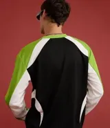 Remera de poliéster negra con mangas raglán verde lima y detalles blancos en los hombros. Presenta estampados con tipografías y gráficos en blanco en el frente.