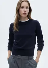 Sweater azul marino de tejido de punto con cuello redondo y mangas largas.