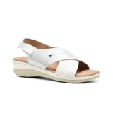 Sandalias plateadas y blancas con plataforma baja y ajuste con velcro en el tobillo.