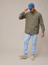 Camisa de manga larga con estampado a cuadros azul y blanco, confeccionada en algodón con efecto peach y bolsillo en el pecho.