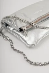 Bandolera plateada de cuero con solapa frontal y correa combinada de cuero y cadena metálica. Incluye una correa desmontable y regulable en cuero con eslabones metálicos.