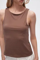 Musculosa blanca sin mangas, ajustada al cuerpo y con cuello redondo.
