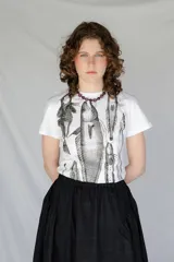 Remera blanca de algodón con cuello redondo y estampado de peces en escala de grises.