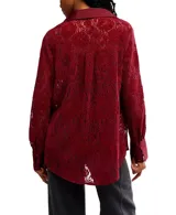 Camisa de manga larga color rojo oscuro, confeccionada en encaje floral con detalles en tela lisa (posiblemente satén) en el cuello, tapeta de botones y puños.