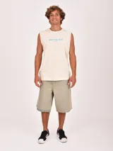 Musculosa sin mangas color negro, con cuello redondo y un pequeño estampado frontal en color claro.