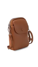 Bandolera pequeña y compacta color amarillo mostaza, realizada en símil cuero. Posee un bolsillo frontal con tapa y broche metálico, y un compartimento principal con cierre superior. Incluye correa ajustable del mismo material.