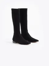 Bota de caña alta color negro, confeccionada en gamuza elastizada, con punta fina y taco bajo decorado con strass.
