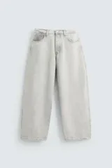 Pantalón de jean gris claro con efecto lavado, corte amplio tipo balloon fit y cinco bolsillos.