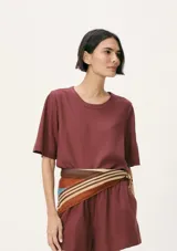 Blusa color beige de lino con mangas cortas y cuello redondo.