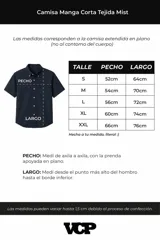 Camisa de tejido de punto color beige, con cuello tipo bowling, manga corta y corte relajado. Cierre frontal con botones.