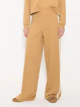 Pantalón de punto color ocre con lurex, cintura elastizada y piernas anchas con calce relajado.