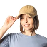 Gorra de gabardina color beige con visera curva y detalle de roturas.