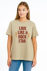 Remera negra de algodón con cuello redondo y mangas cortas. Estampado frontal con un corazón rojo atravesado por un rayo, tigres y la frase "Let It Rock".
