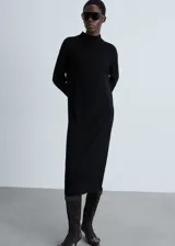 Vestido midi negro de tejido de punto fino, con cuello alto y manga larga.