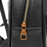 Mochila negra de símil cuero graneado con herrajes color bronce y logo XL Extra Large. Tiene acceso con cierre, un bolsillo externo con cierre, un bolsillo interno con cierre y dos bolsillos internos abiertos. El interior es de tela de algodón y poliéster. La correa es regulable.