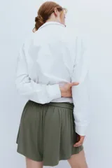 Short verde militar de punto acanalado fino de viscosa, con cintura ancha y costuras laterales fruncidas que crean un efecto drapeado.