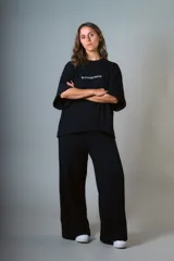 Conjunto de dos piezas confeccionado en punto Prato: remera negra de manga corta con bordado y palazzo negro de calce relajado con cintura elastizada.