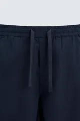 Pantalón azul marino de corte recto, con cintura elástica ajustable con cordón, bolsillos laterales y traseros.