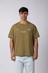 Remera color durazno con cuello redondo y mangas cortas. Estampas con tipografía manuscrita en el frente y la espalda.