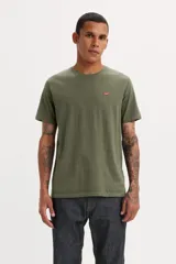 Remera verde oliva de corte clásico con logo de Levi's en el pecho.