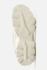 Zapatillas grises con cordones, capellada combinada y suela chunky con diseño irregular.