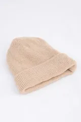 Gorro de lana tejido, color beige melange, con dobladillo.