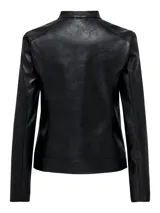 Campera estilo biker de efecto cuero color negro, con cuello alto abotonado, cierre frontal y detalles acolchados en los hombros.