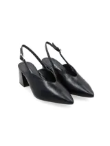 Zapato de cuero negro charol con punta fina, slingback con hebilla dorada y taco geométrico con estampado carey.
