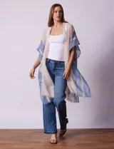 Kimono Barrington con estampado de rayas horizontales en tonos azul, rosa y dorado.