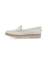 Mocasín dorado de cuero con textura tipo cocodrilo y suela de goma ultraliviana.