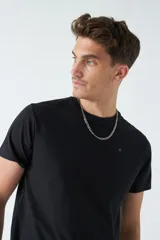 Remera básica color marrón claro, de corte regular, manga corta, cuello redondo y logo bordado en el pecho.